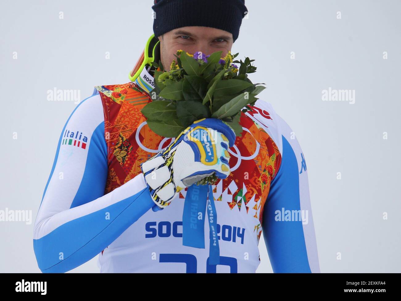 Le médaillé d'argent Christof Innerhofer (de gauche à droite), d'Italie, sent ses fleurs après le ski alpin masculin au centre alpin Rosa Khutor lors des Jeux olympiques d'hiver de Sotchi, Russie, le dimanche 9 février 2014. (Photo de Brian Cassella/Chicago Tribune/MCT/Sipa USA) Banque D'Images