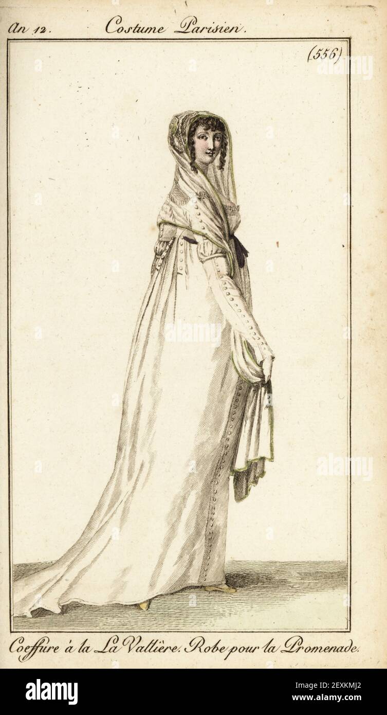 Femme à Louise de la Valliere coiffure, voile, châle et gants longs, robe de marche. Coeffure a la Vallière, Robe pour la Promenade. Gravure en plaque de coperplate de couleur main du Journal des Dames et des modes de Pierre de la Mesangère, Magazine des femmes et de la mode, Paris, an 12, mai 1804. Illustrations de Carle Vernet, Jean-François Bosio, Dominique Bosio et Philibert Louis Debucourt, gravées par Pierre-Charles Baquoy. Banque D'Images