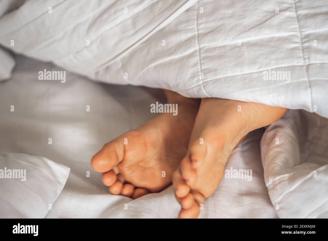 Vue Rapprochee Sur Le Cote Enfant Garcon Deux Pieds Se Tiennent Sous Une Couverture Blanche Sur Le Lit Concept De Sommeil Et De Detente Tendresse Du Reve De Bebe Du Matin Ou