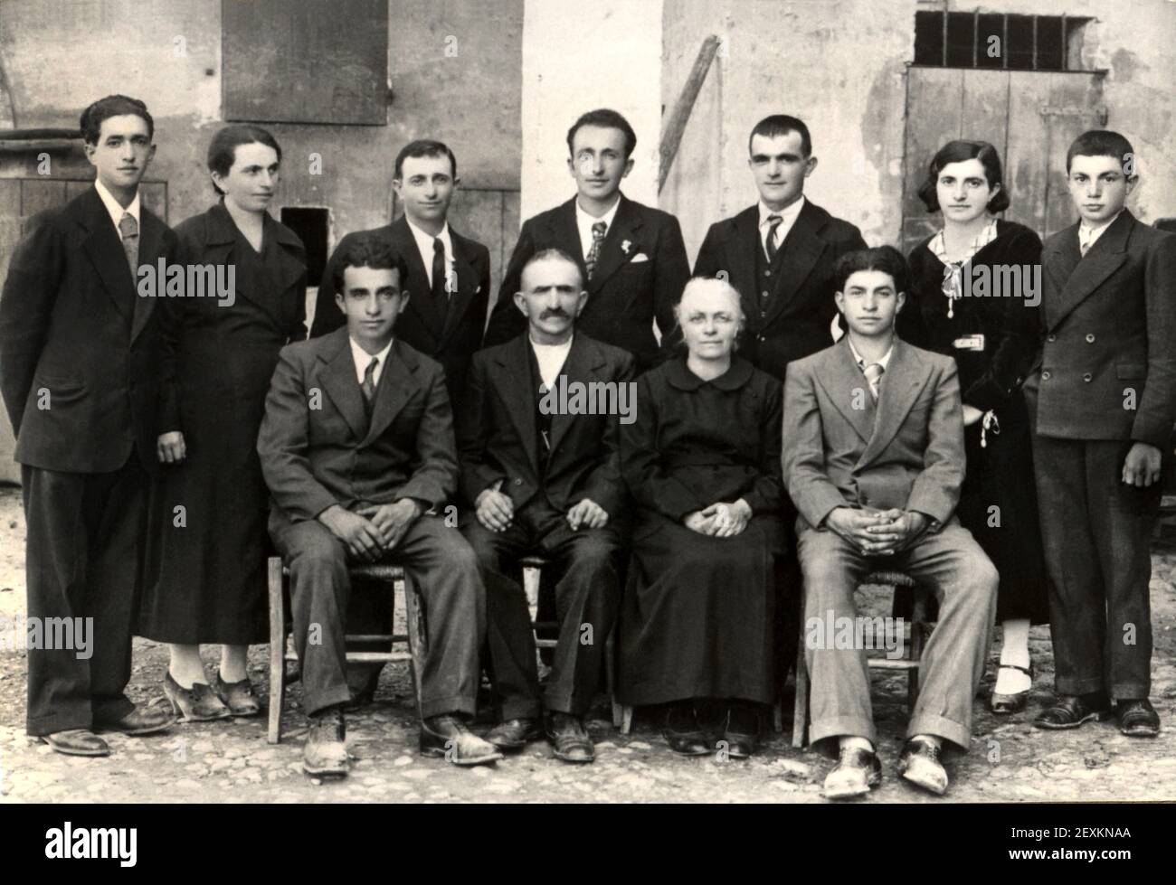 1935 CA , Campegine , Reggio Emilia , ITALIE : les partisans catholiques italiens anti-fascistes sept frères de la famille CERVI , torturés et tués par les fascistes le jour du 28 décembre 1943 : ETTORE ( 22 ans ), OVIDIO ( 25 ans ), AGOSTINO ( 27 ans ), FERDINANDO (32 ans), ALDO (34 ans ), ANTENORE ( 39 ans ) et GELINDO CERVI ( 42 ans ). Dans cette photo prise en 1935 ca, les 7 frères avec leurs parents ALCIDE CERVI ( 1875 - 1970 ) et GENOVEFFA COCCONI ( 1876 - 1944 ) et les deux sœurs ont survécu RINA et DIOMIRA . Carte postale des années 1950 , photographe inconnu . - FRATELLI Sette 7 - RÉSISTANCE - ritrat Banque D'Images
