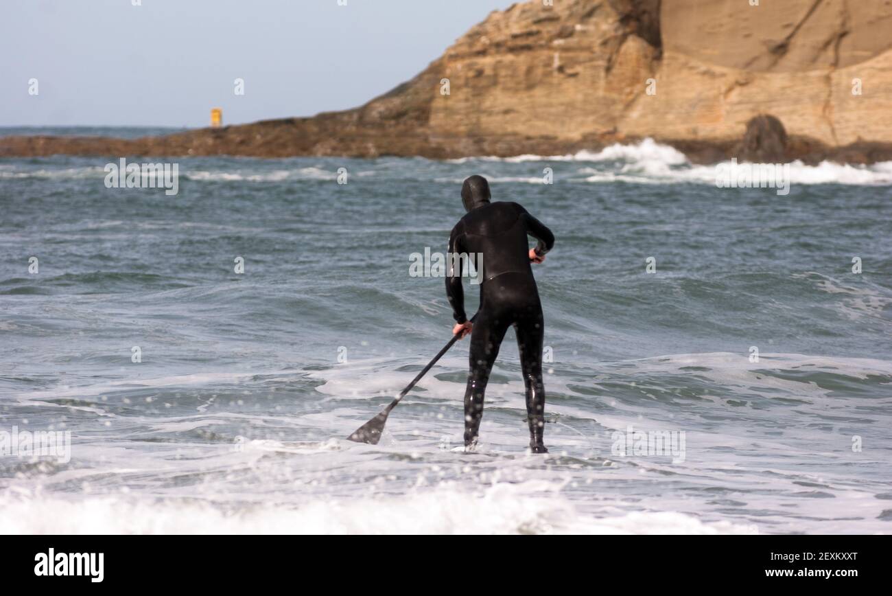 Homme Noir Wetsuit Océan Surf équitation Paddle Board Summer Sport Banque D'Images