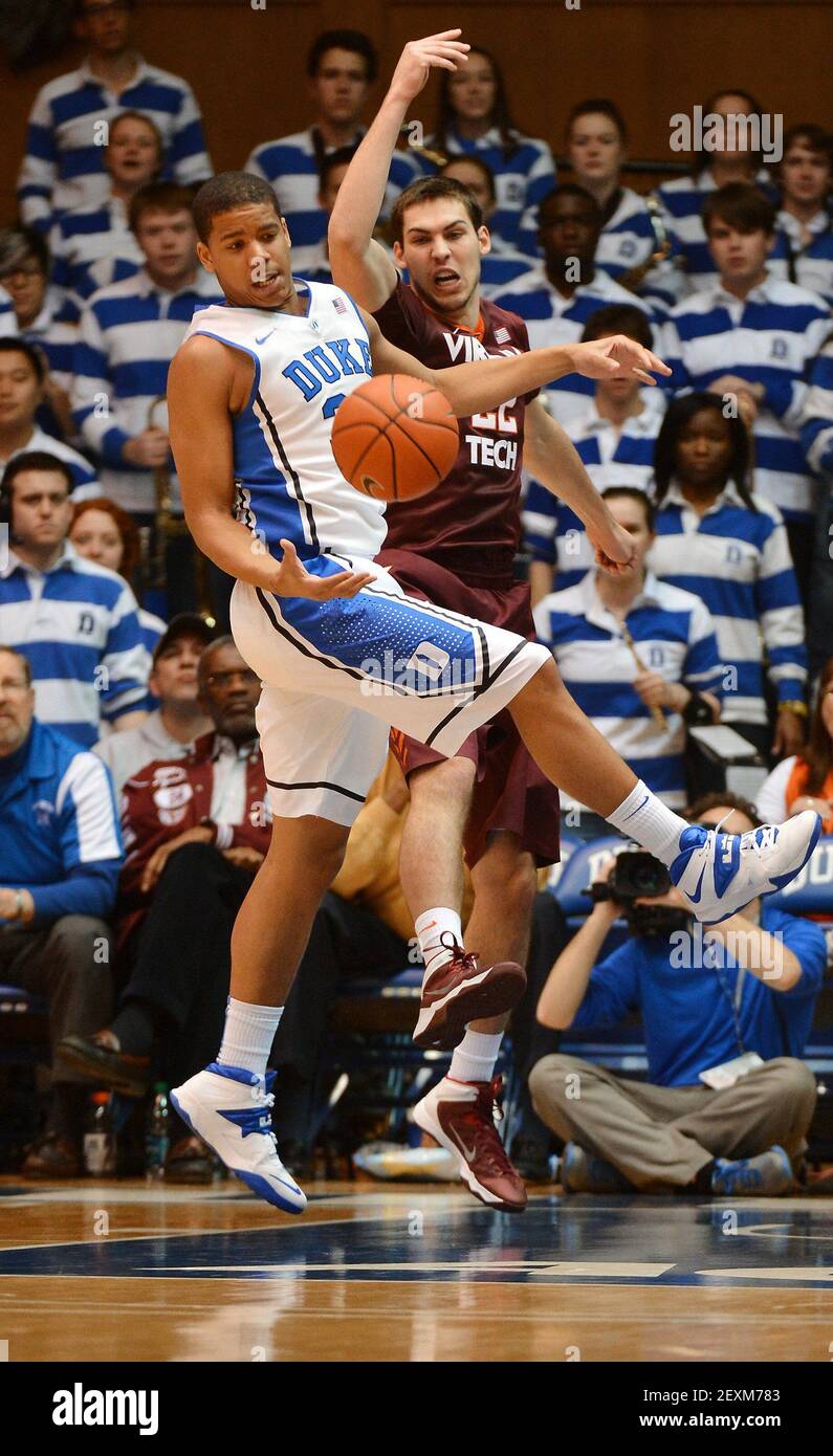 André Dawkins, de Duke, à gauche, et Christian Beyer, un avant de Virginia Tech, rivalisent pour une balle lâche dans la seconde moitié au stade intérieur Cameron, à Durham, en Caroline du Nord, le mardi 25 février 2014. Duke Won, 66-48. (Photo par Chuck Liddy/Raleigh News & observer/MCT/Sipa USA) Banque D'Images