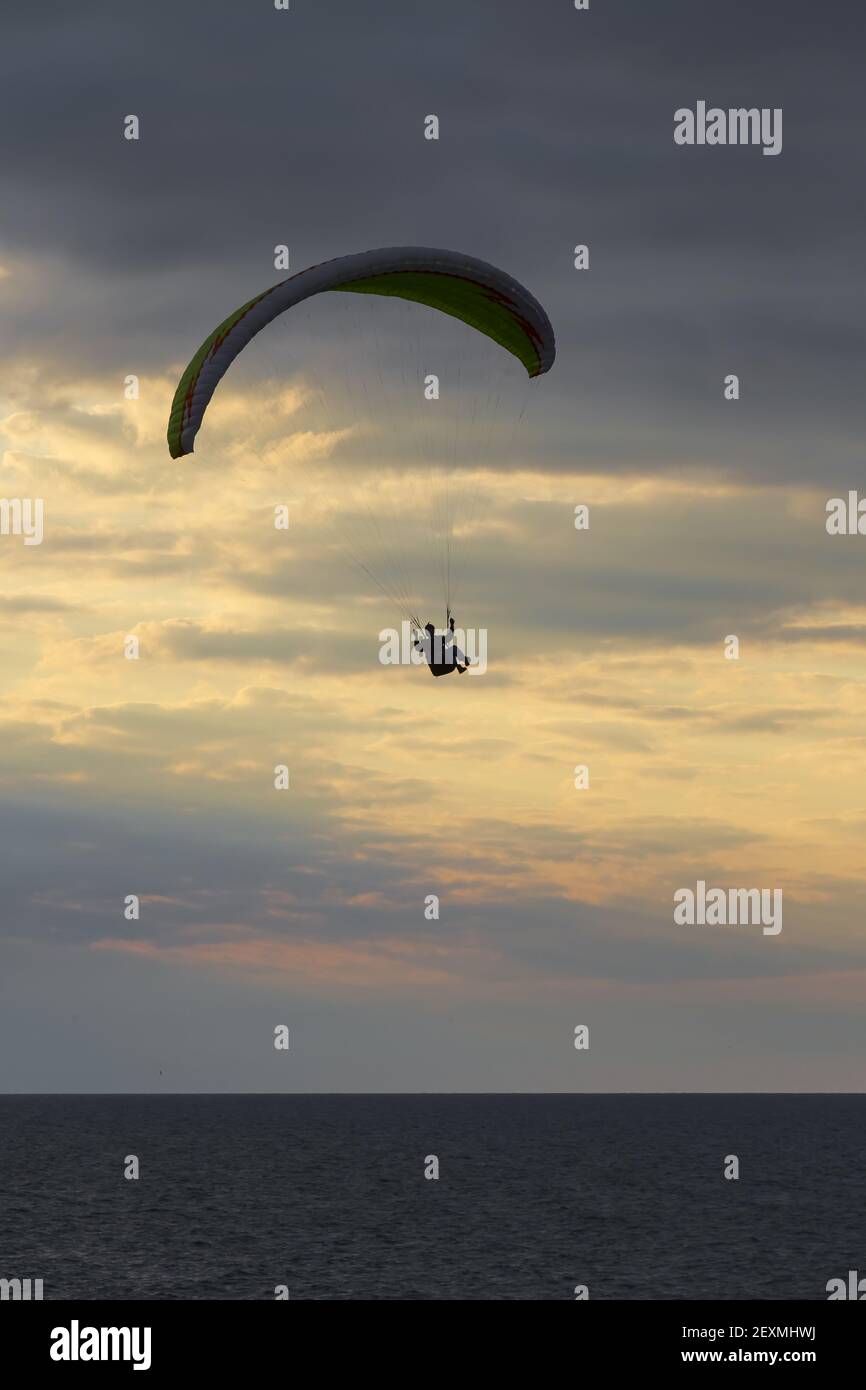 Parapente au coucher du soleil Banque D'Images