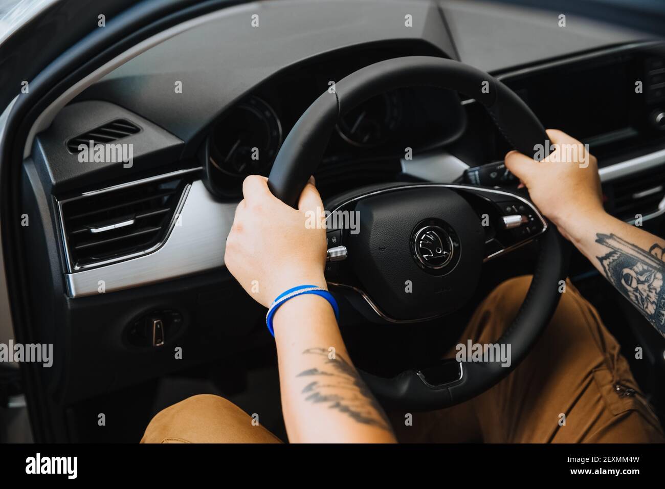 Zaporozhye,Ukraine- juillet 03 2020 : LA main d'un homme tient le volant d'une voiture. Gros plan. Banque D'Images