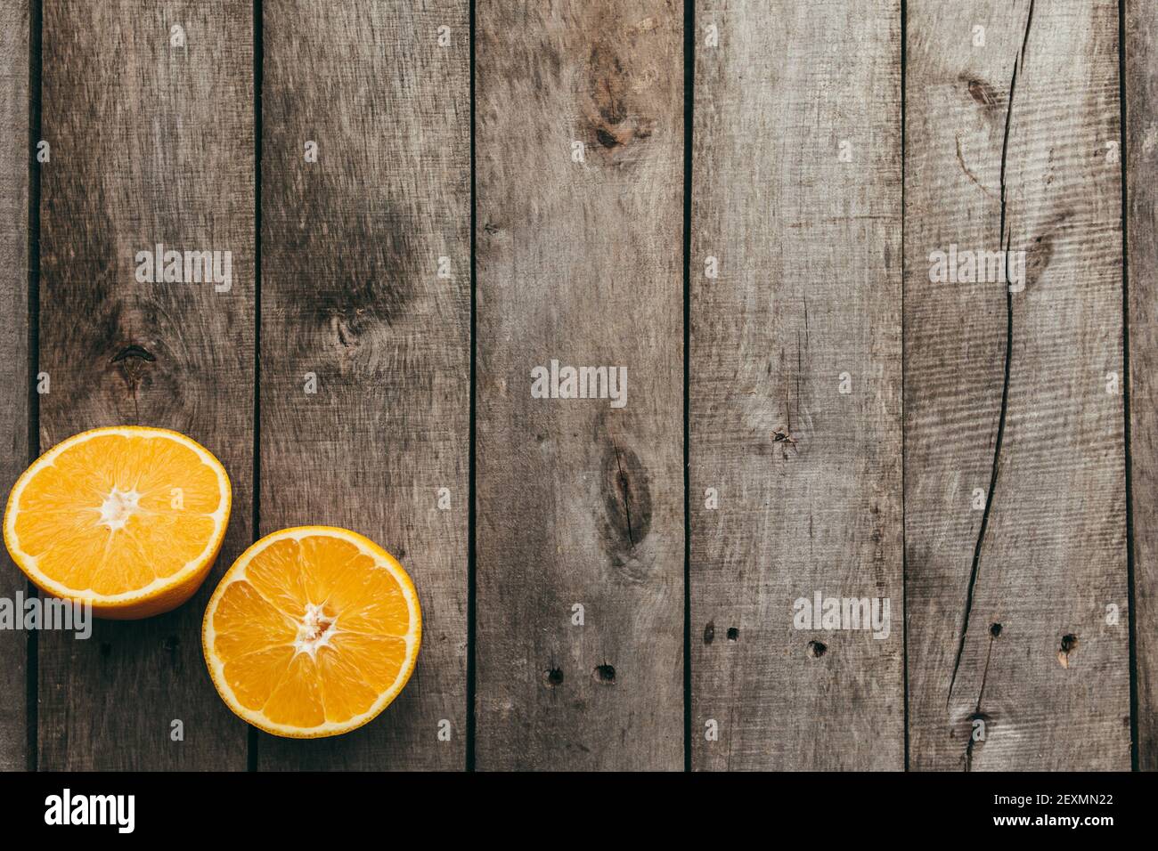 Tranches de fruits orange sur fond de bois gris. Pâte. Photo de haute qualité Banque D'Images