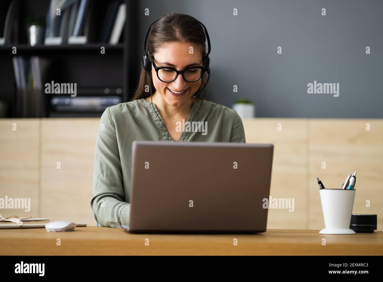 Assistant personnel virtuel Femme effectuant un appel de vidéo conférence Banque D'Images
