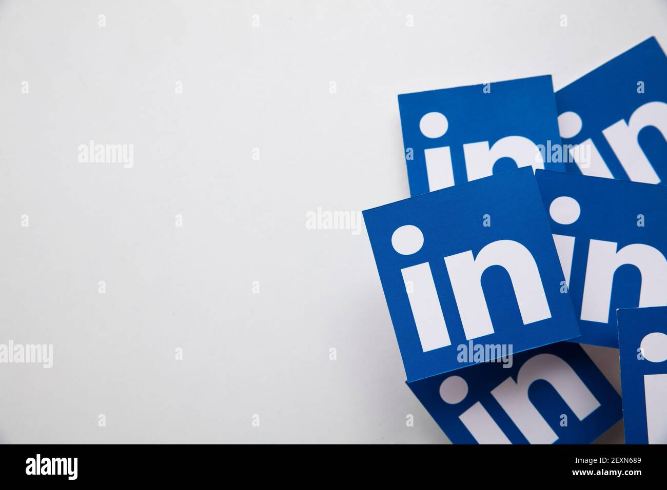 LONDRES, Royaume-Uni - Mars 2021 : logo de la plate-forme de réseautage social d'entreprise LinkedIn Banque D'Images