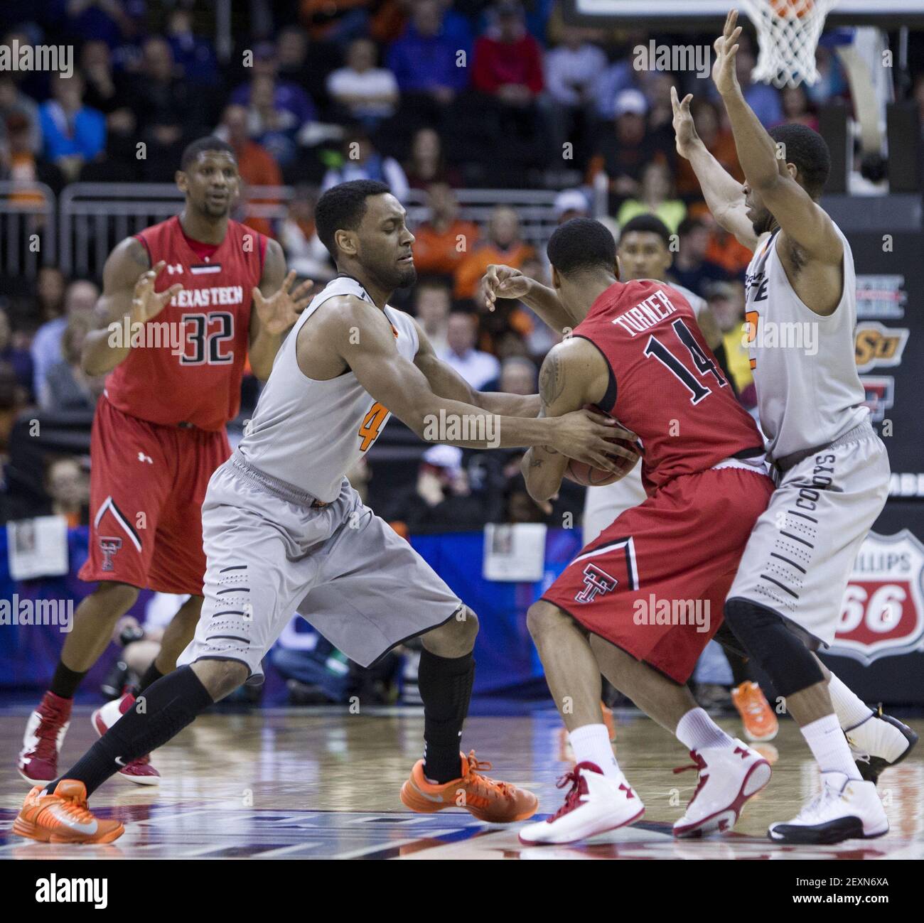 Brian Williams (4) de l'État d'Oklahoma suit le ballon alors que Robert Turner (14) de Texas Tech tente de glisser dans un piège, alors que le garde des Cowboys Markel Brown, à droite, exerce des pressions dans la première moitié du tournoi Big 12 au Sprint Center de Kansas City, Missouri, Mercredi 12 mars 2014. (Photo de Shane Keyser/Kansas City Star/MCT/Sipa USA) Banque D'Images