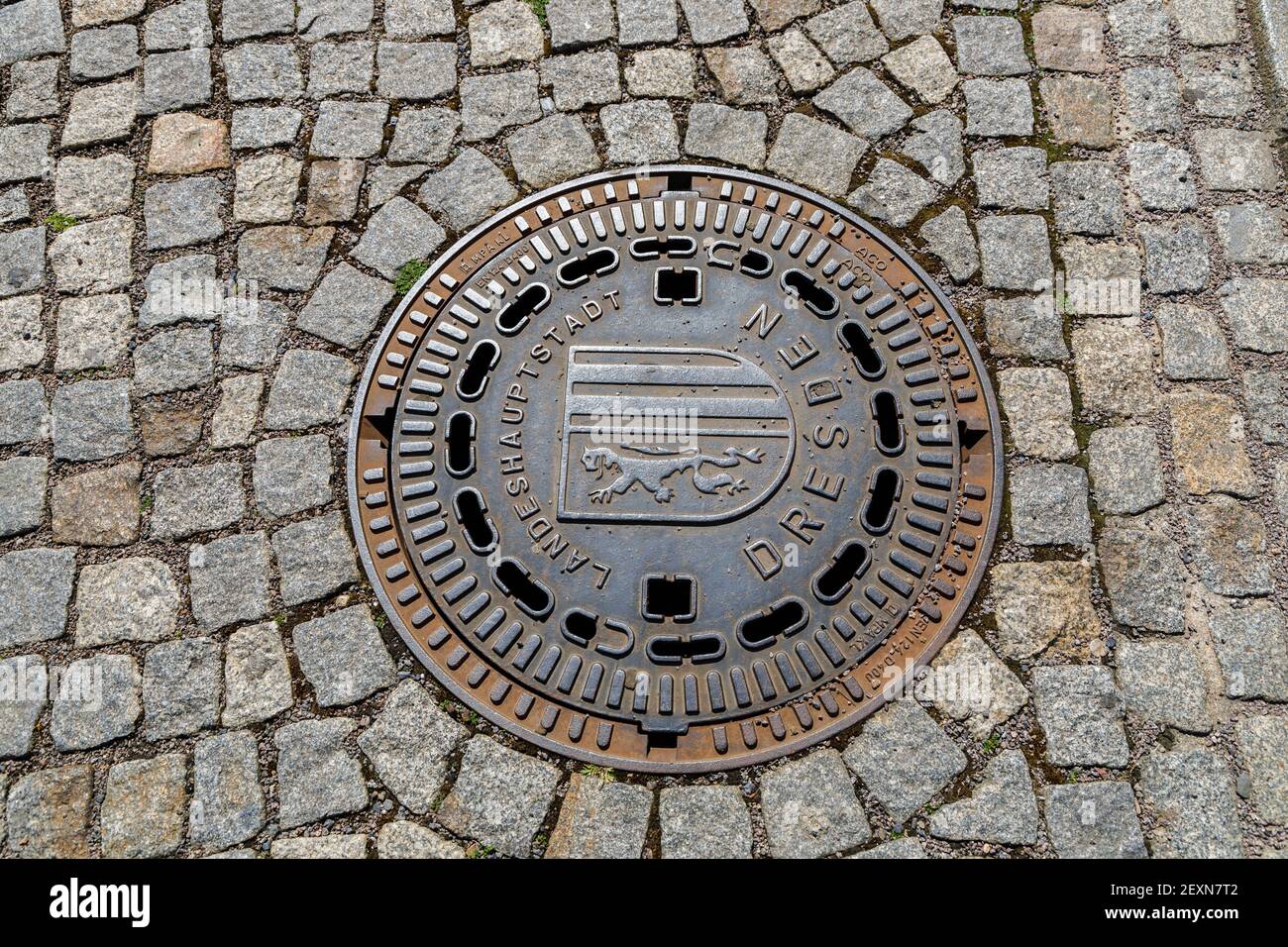 Dresde, Allemagne, 18 avril 2018 : couverture de trou d'homme en fonte du réseau d'égouts de Dresde. Banque D'Images
