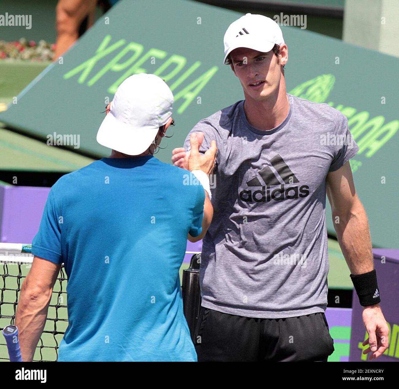 Andy Murray, à droite, en Grande-Bretagne, salue David Ferrer, en Espagne, après s'être entraîner au tournoi de tennis Sony Open à Key Biscayne, en Floride, le lundi 17 mars 2014. (Photo par Pedro Portal/El Nuevo Herald/MCT/Sipa USA) Banque D'Images