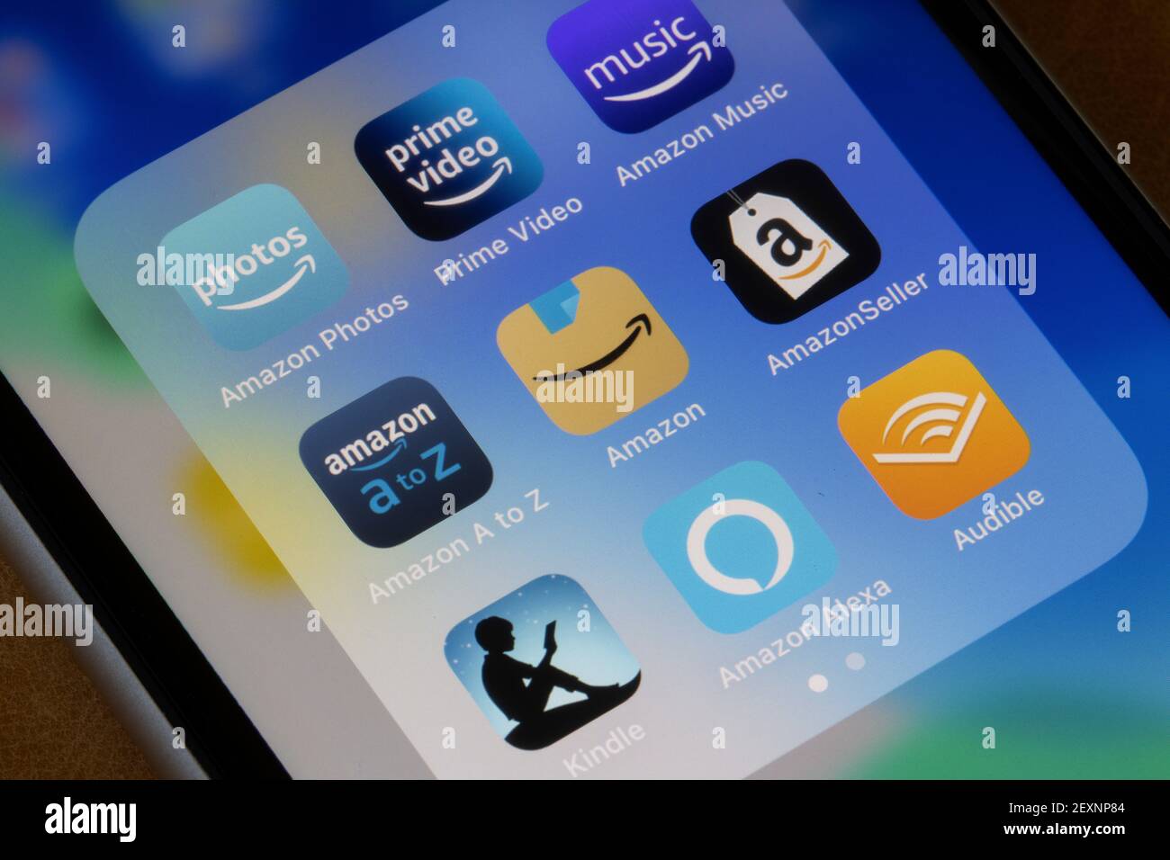 Des applications variées d'Amazon sont visibles sur un iPhone : Amazon photos, musique, Prime Video, A à Z, Amazon Shopping, Amazon Seller, Kindle, Alexa et Audible. Banque D'Images