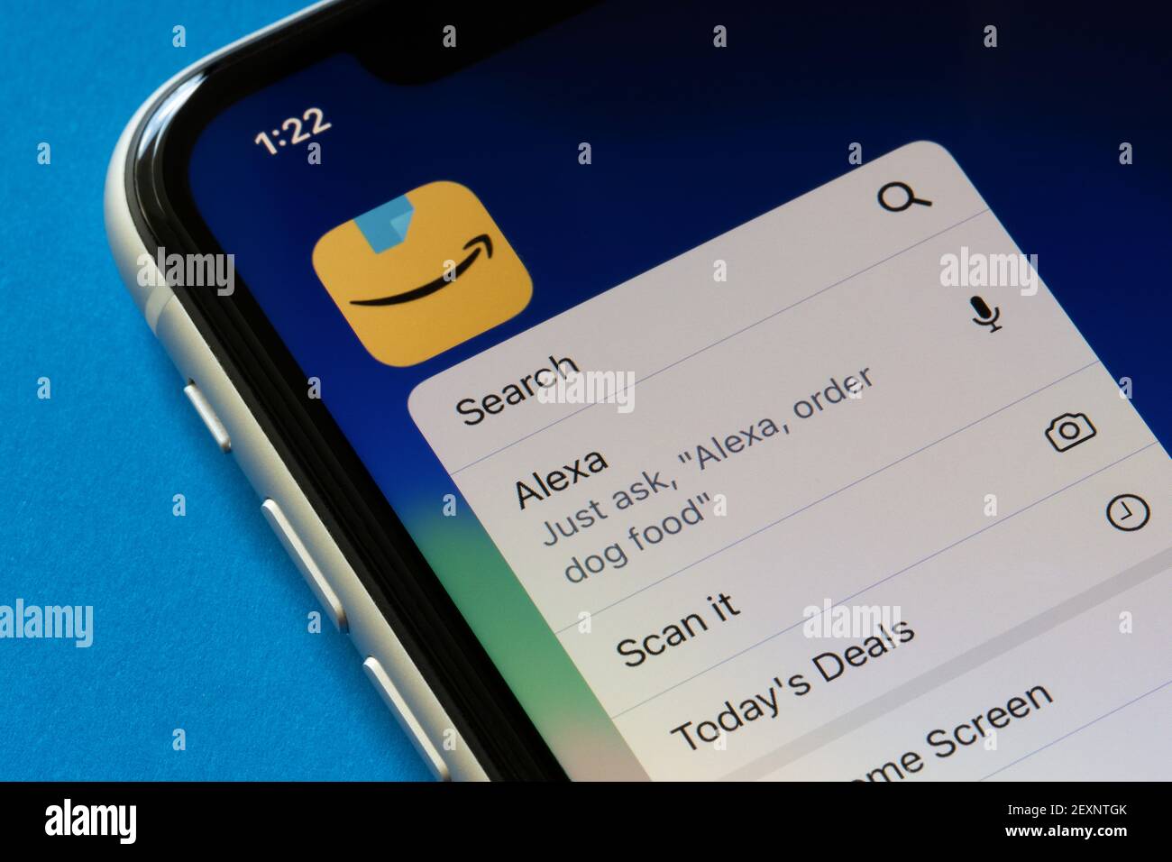 L'icône de l'application Amazon et son menu d'actions rapides sont visibles  sur un iPhone, avec des fonctions incluant le service de commande vocale  Alexa, le 4 mars 2021 Photo Stock - Alamy