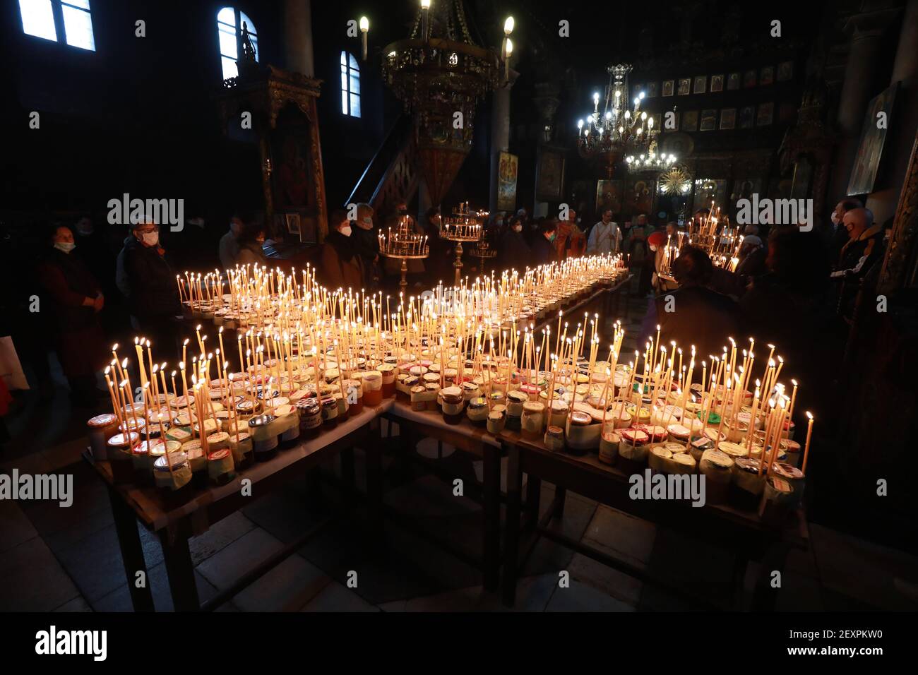 Croix de feu avec des pots de miel. Messe sainte pour 'l'anctification du miel' pendant la 'Journée du miel' à Blageovgrad, Bulgarie Banque D'Images