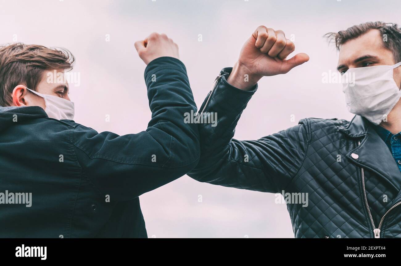 les jeunes avec un geste de salutation les uns les autres Banque D'Images