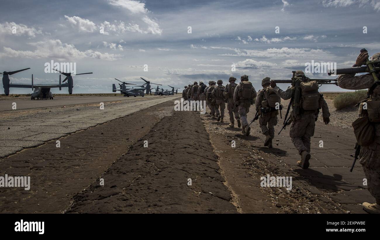 Marines des États-Unis avec le 3e Bataillon, 6e Régiment de Marine, 2e Division Marine, conseil MV-22 Osprey Tiltrotor Aircraft au champ d'atterrissage auxiliaire 2 à la station aérienne du corps de Marine Yuma, en Arizona, le 11 avril 2014, pendant le cours de tactique d'armes et d'instructeurs 2-14. Le cours d'instructeur sur les armes et les tactiques, organisé par l'escadron des armes et des tactiques de l'aviation maritime (MAWTS) 1, est conçu pour enseigner les six fonctions de l'aviation du corps maritime tout en fournissant l'expérience la plus proche de la stratégie, des tactiques et de l'exécution réelles de combat. (Photo par Cpl. Zachary Scanlon, Marine corps des États-Unis/DoD/Sipa USA) Banque D'Images