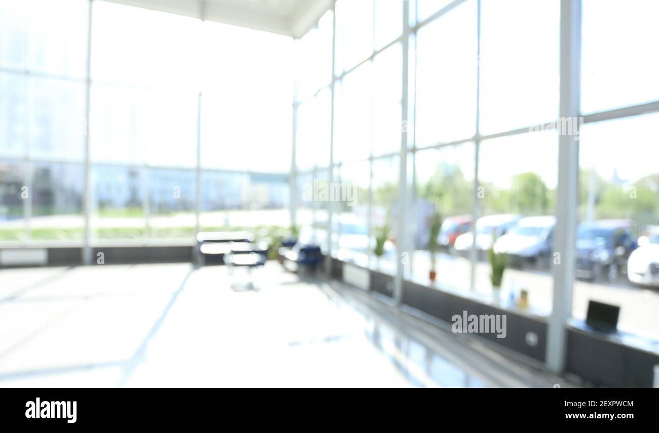 image d'un hall de bureau spacieux avec des murs en verre. Banque D'Images