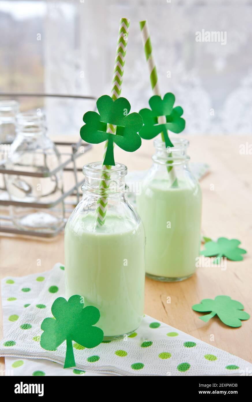 Milk-shake vert pour la St Patrick Photo Stock - Alamy