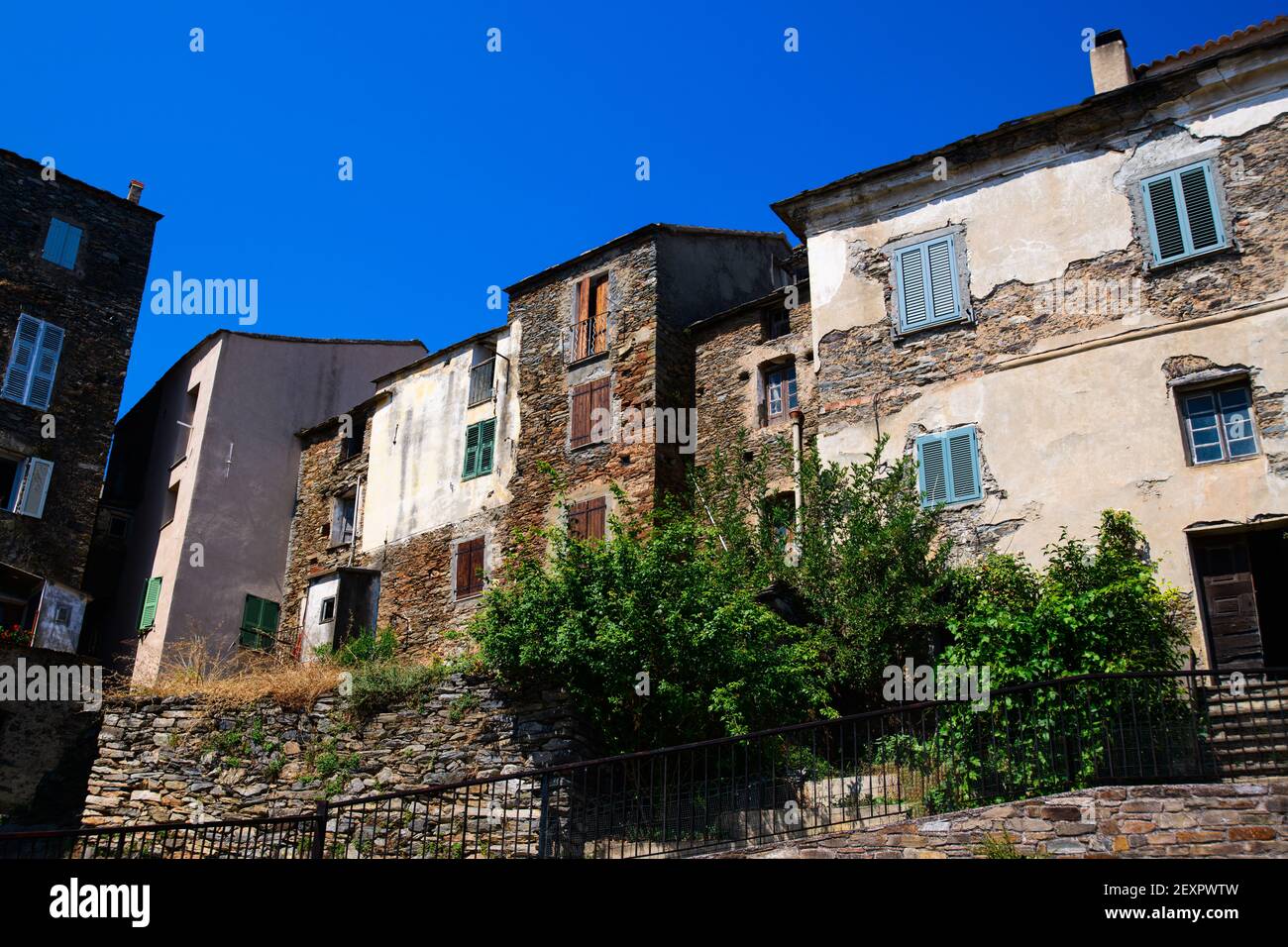 Vue sur les maisons anciennes dans le village de montagne Corse sur un journée ensoleillée en été avec un ciel bleu Banque D'Images