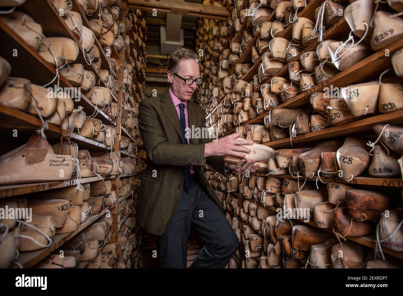 Jonathan Lobb, descendant de cinquième génération et directeur général de John Lobb, fabricant des meilleures chaussures et bottes sur mesure faites à la main, Mayfair, Londres. Banque D'Images
