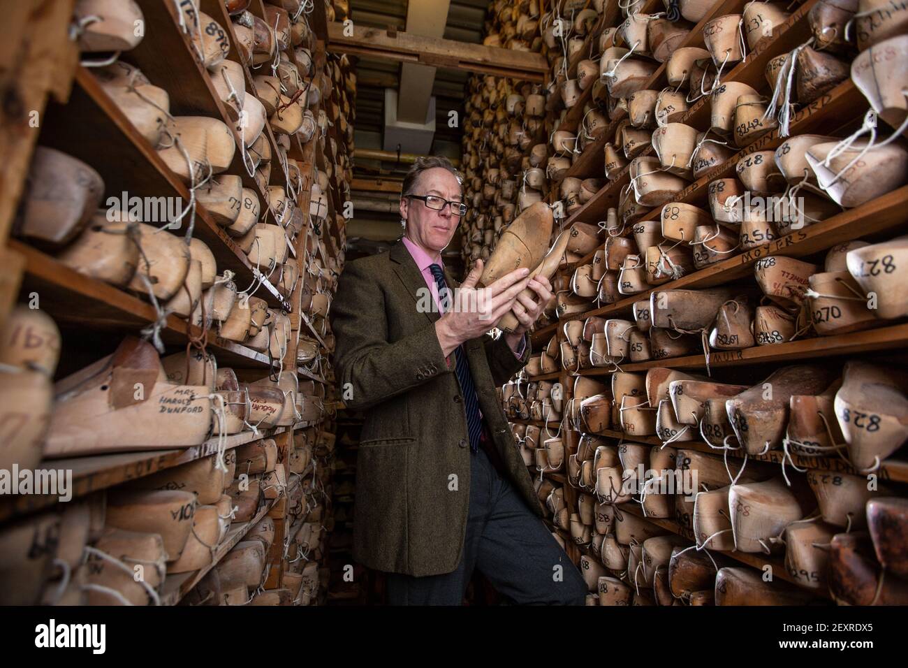 Jonathan Lobb, descendant de cinquième génération et directeur général de John Lobb, fabricant des meilleures chaussures et bottes sur mesure faites à la main, Mayfair, Londres. Banque D'Images