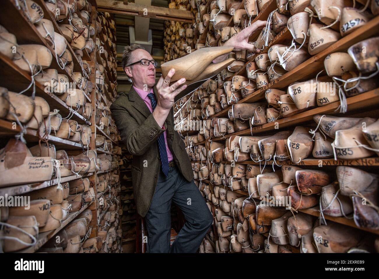 Jonathan Lobb, descendant de cinquième génération et directeur général de John Lobb, fabricant des meilleures chaussures et bottes sur mesure faites à la main, Mayfair, Londres. Banque D'Images