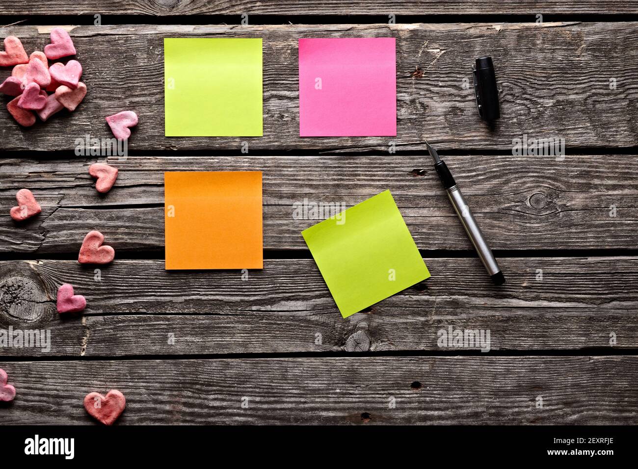 Notes adhésives de différentes couleurs sur la table en bois. Banque D'Images