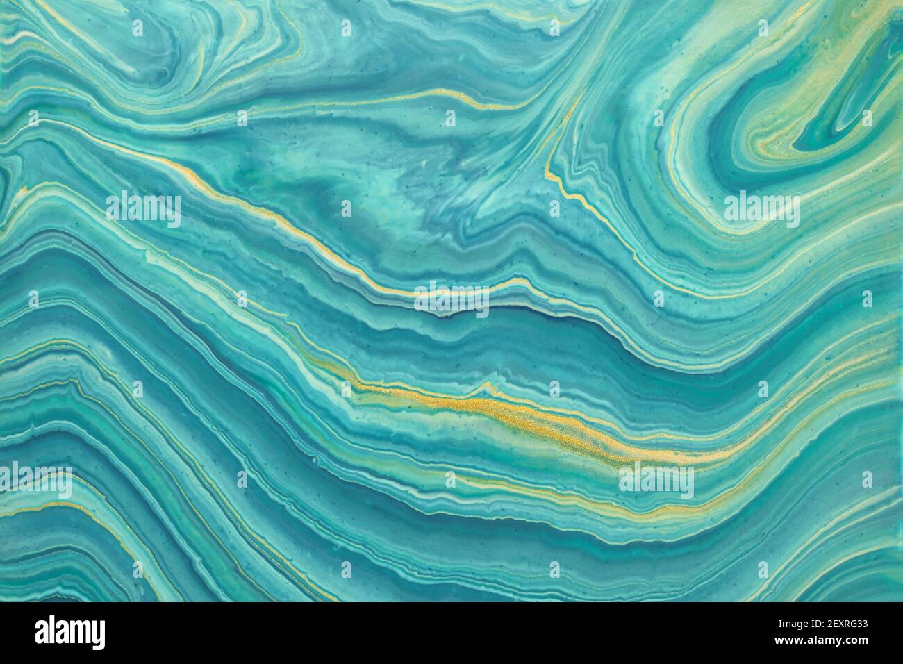Arrière-plan abstrait d'art fluide, bleu et doré, paillettes. Marbre liquide. Peinture acrylique sur toile avec dégradé turquoise. Toile de fond aquarelle avec Banque D'Images