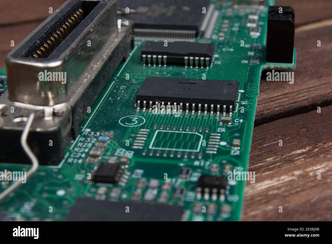 PCB de carte de circuit imprimé , une technologie CMS à montage en surface qui connecte les micropuces à la carte mère Banque D'Images