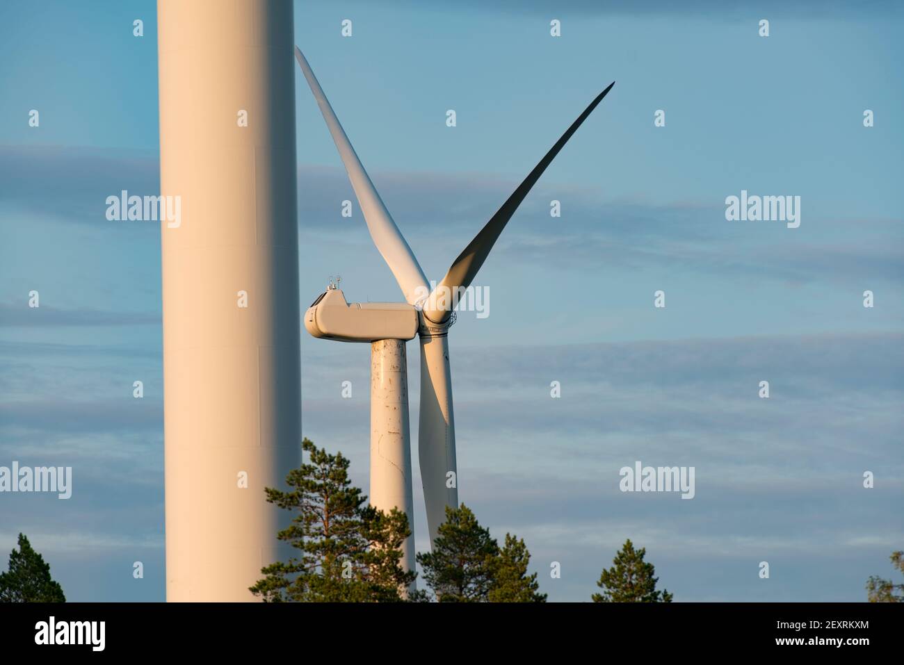 Les éoliennes Hugh génèrent une énergie durable et renouvelable Banque D'Images Les éoliennes Hugh génèrent une énergie durable et renouvelable Banque D'Images