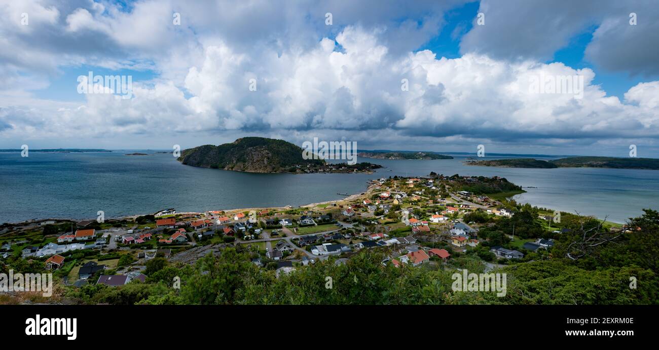 Magnifique paysage scandinave et zones urbaines parmi les îles Banque D'Images