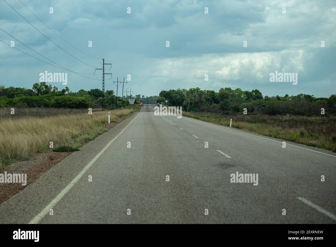 autoroute australienne au milieu du désert Banque D'Images