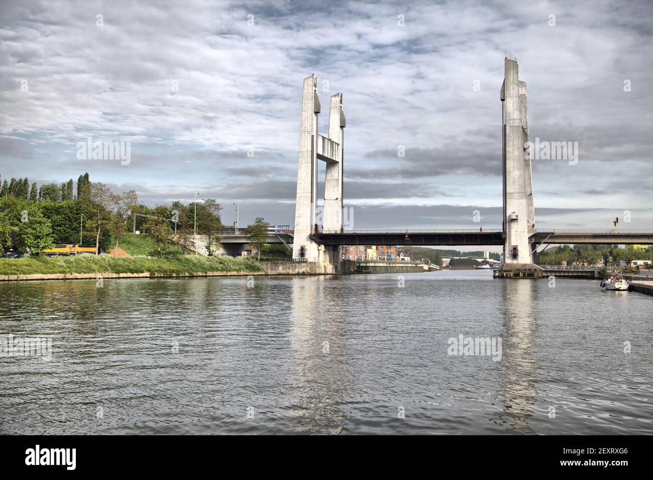 Pont-plan traversant le canal maritime Bruxelles-Escaut à Vilvoorde Banque D'Images