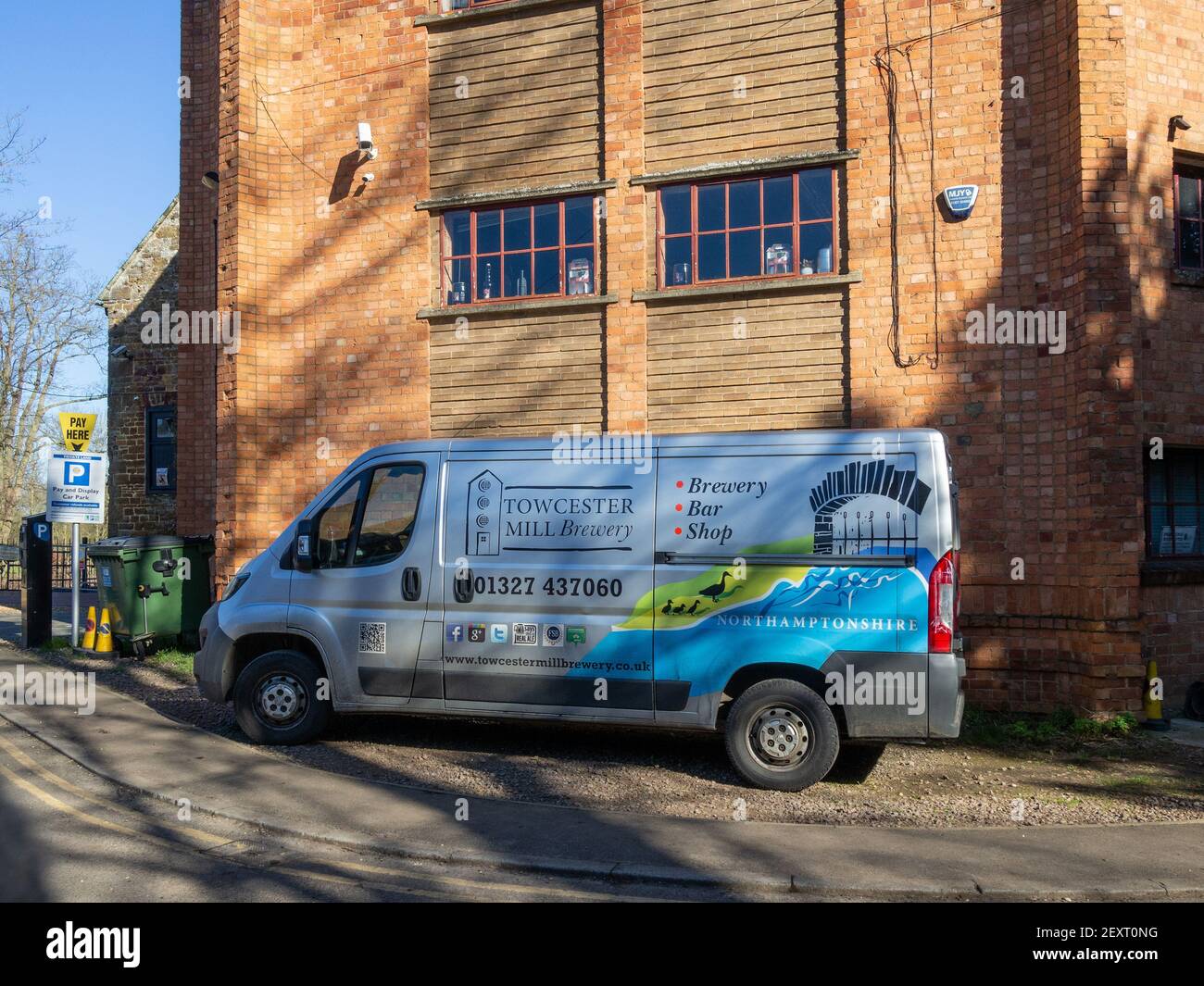 Minibus de livraison pour la brasserie Towcester Mill en dehors des locaux de la brasserie, Towcester, Northamptonshire, Royaume-Uni Banque D'Images