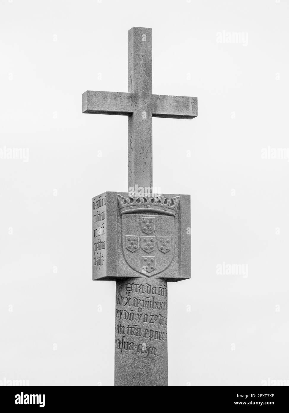 CAPE CROSS, NAMIBIE - 12 OCTOBRE 2013 : vue détaillée du mémorial de la Croix de pierre - réplique de l'orginal padrao placé par Diogo Cao en 1486. Squelette de la côte Banque D'Images