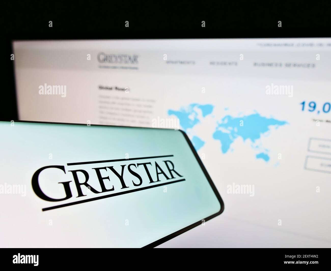 Smartphone avec le logo de la société d'appartements américaine Graystar Real Estate Partners LLC sur l'écran en face de la page Web. Concentrez-vous sur le centre de l'écran du téléphone. Banque D'Images