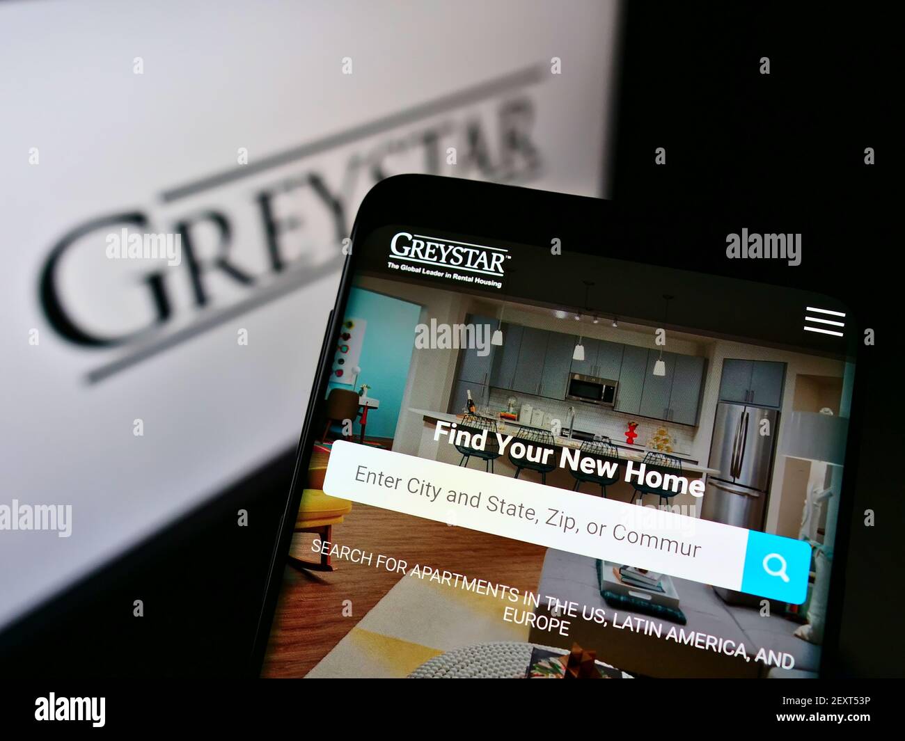 Téléphone mobile avec page Web de la société immobilière américaine Graystar Real Estate Partners LLC à l'écran devant le logo. Concentrez-vous sur le centre de l'écran du téléphone portable. Banque D'Images