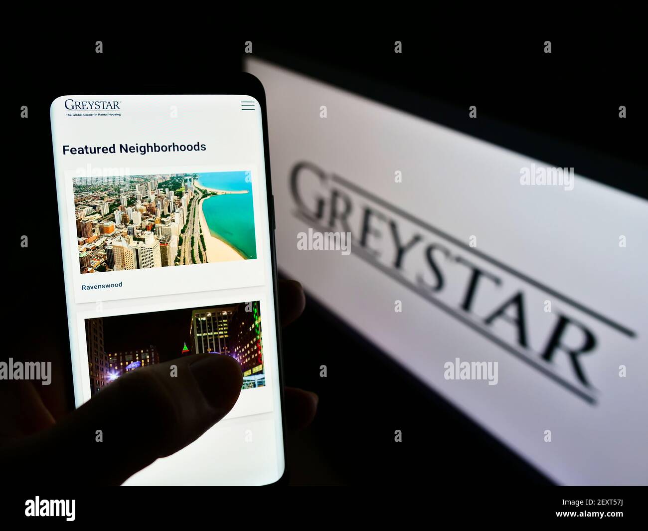 Personne tenant un téléphone mobile avec le site Web de la société américaine Graystar Real Estate Partners LLC à l'écran avec le logo. Concentrez-vous sur le centre de l'écran du téléphone. Banque D'Images