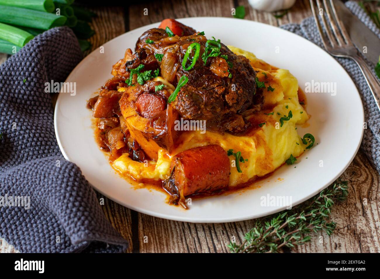 Osso buco avec purée de pommes de terre, sauce et légumes Photo Stock Alamy