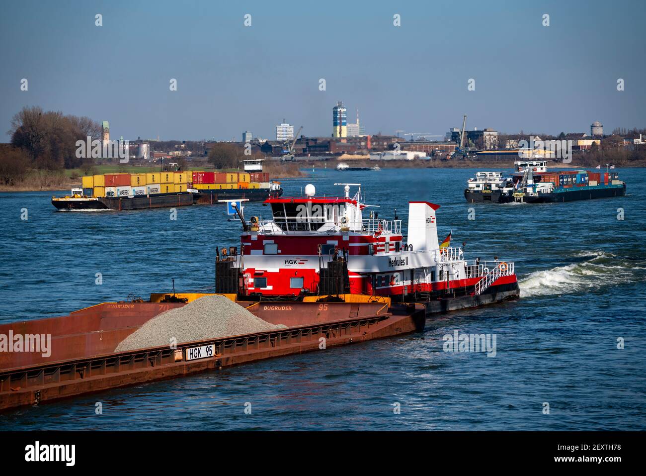 Navires de cargaison sur le Rhin près de Duisburg, pousser le bateau Herkules II, pousser le bateau, apporte le charbon et d'autres matériaux dans les barges de poussée, de Rotterdam à l'opérat Banque D'Images