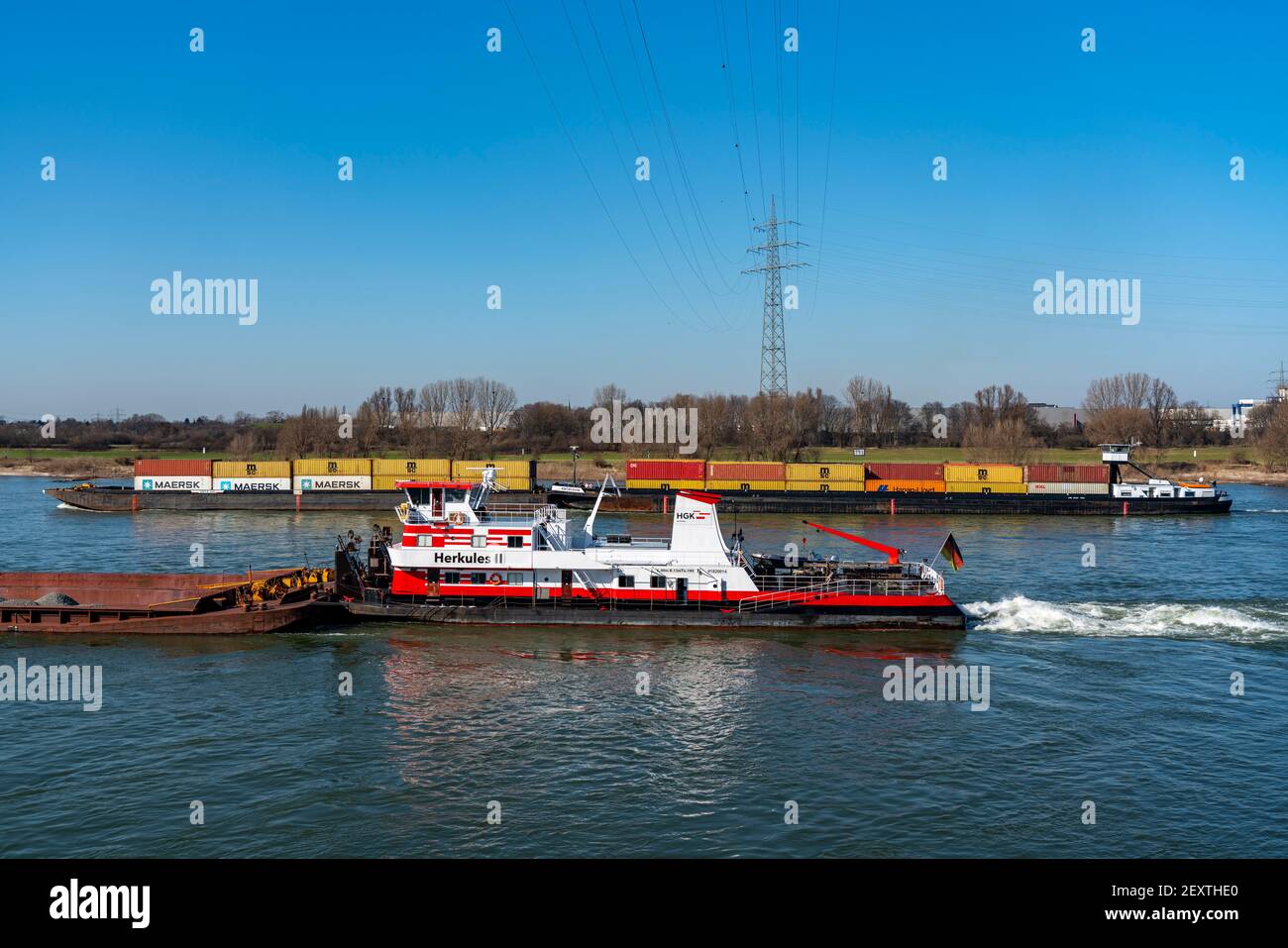 Navires de cargaison sur le Rhin près de Duisburg, pousser le bateau Herkules II, pousser le bateau, apporte le charbon et d'autres matériaux dans les barges de poussée, de Rotterdam à l'opérat Banque D'Images
