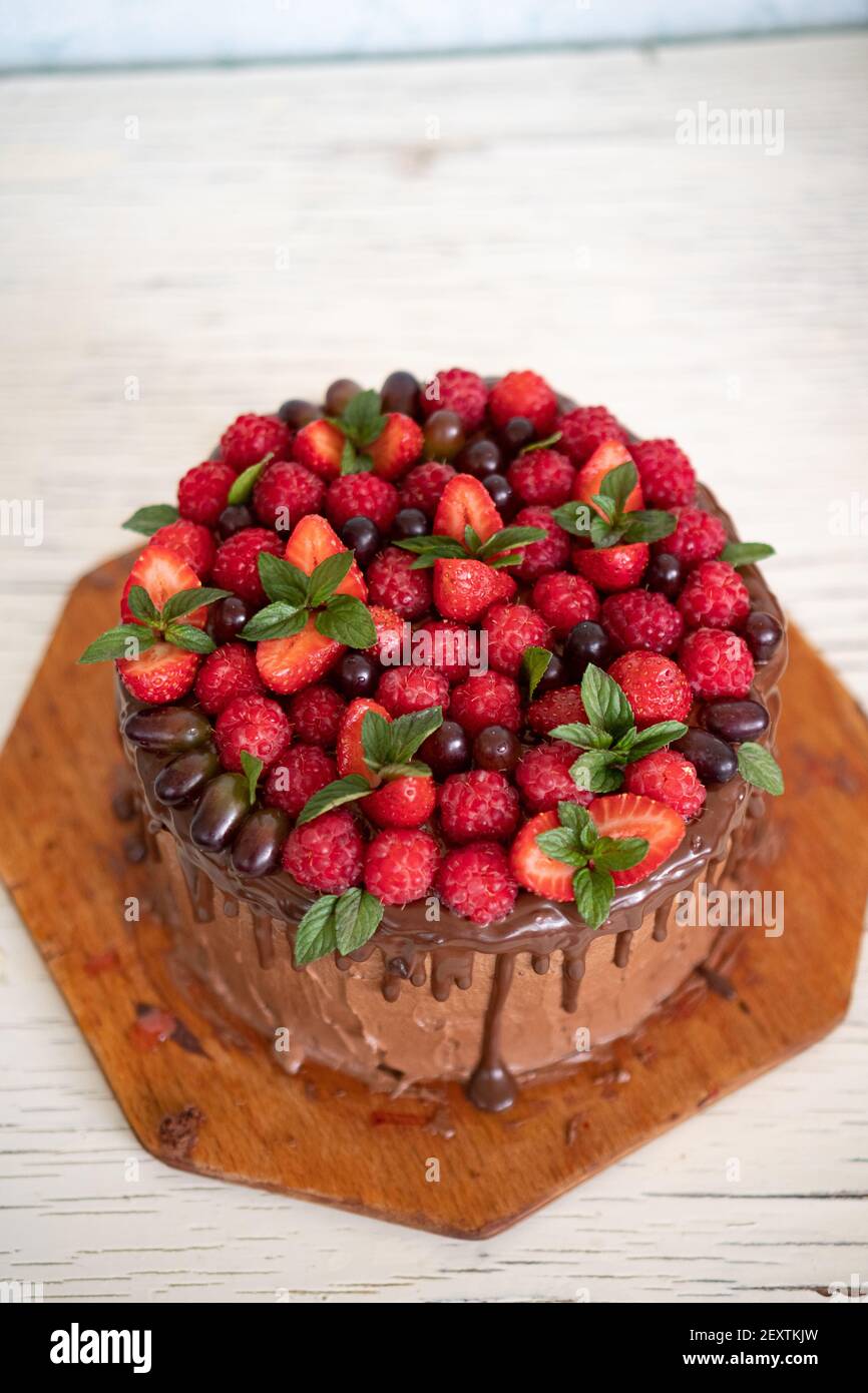 Magnifique Gateau Au Chocolat Fait Maison Avec Framboises Fraises Feuilles De Menthe Et Raisins Photo Stock Alamy