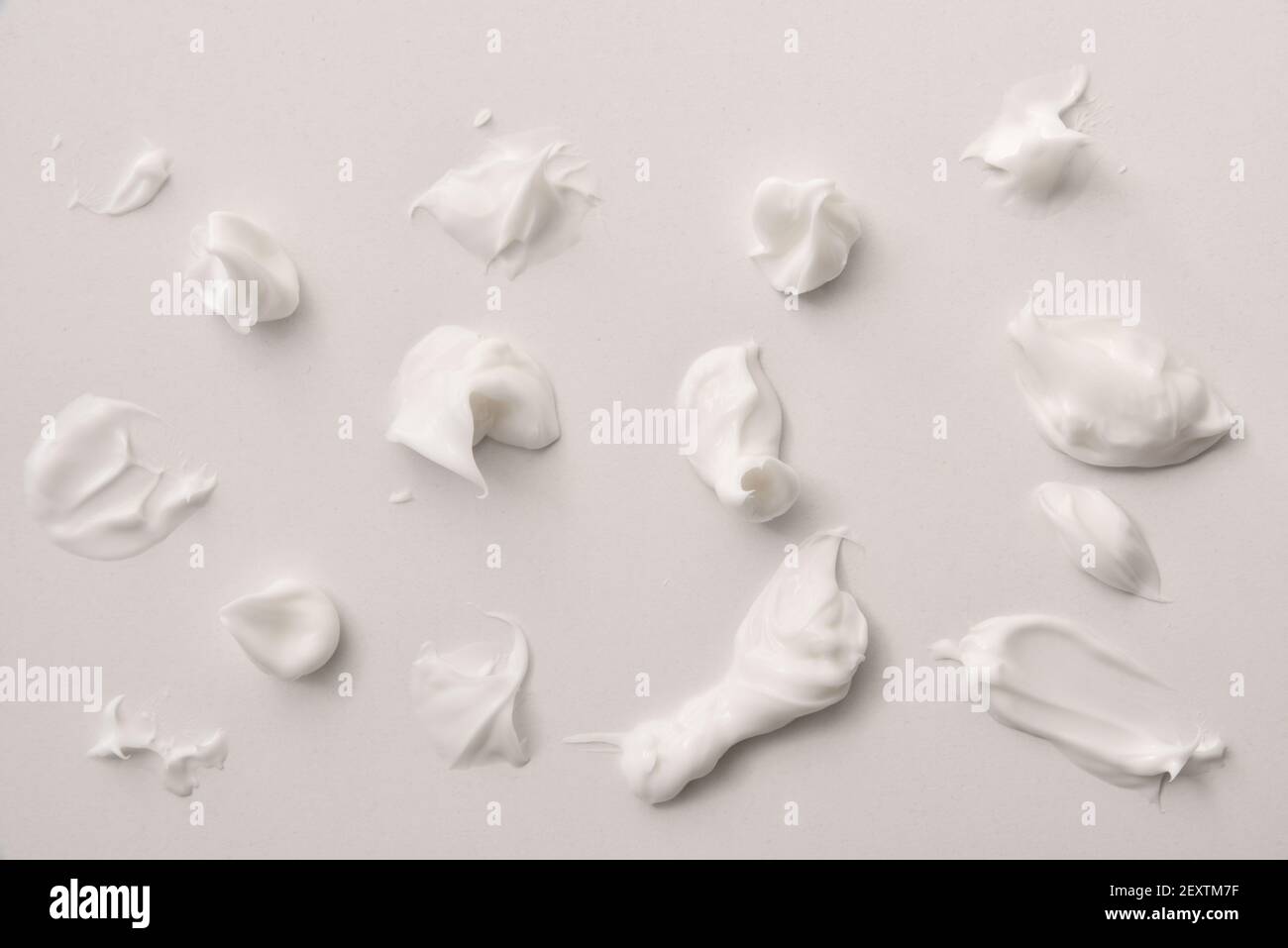 Collection Shapes avec taches de crème corporelle sur table blanche. Vue de dessus. Composition horizontale. Banque D'Images