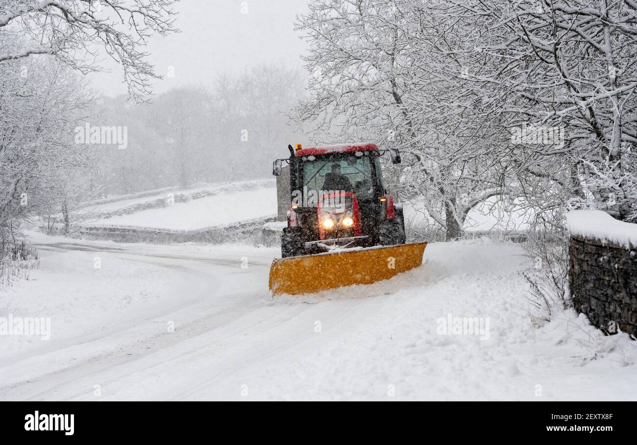 Tracteur avec chasse-neige déblaçant l'A684 après une forte chute de neige, Hawes, North Yorkshire, Royaume-Uni. Banque D'Images