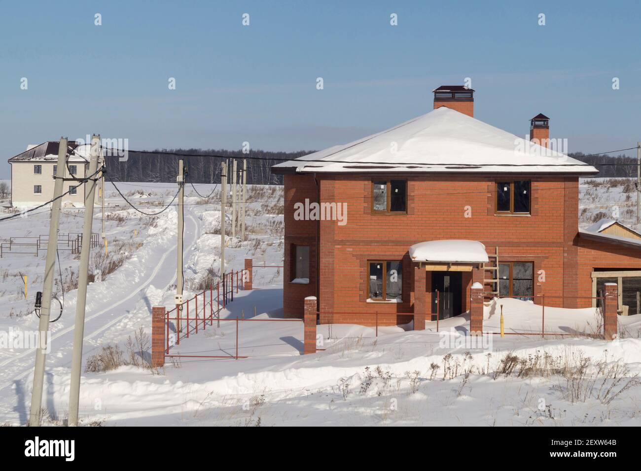 Construction d'un chalet en hiver. Paysage par une journée ensoleillée contre un ciel bleu Banque D'Images