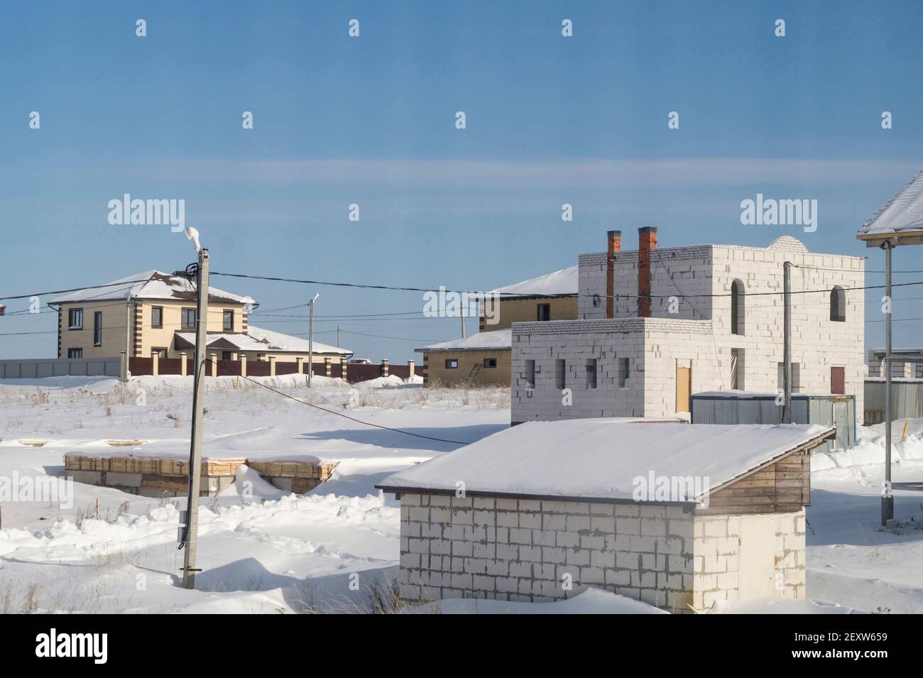 Construction d'un chalet en hiver. Paysage par une journée ensoleillée contre un ciel bleu Banque D'Images