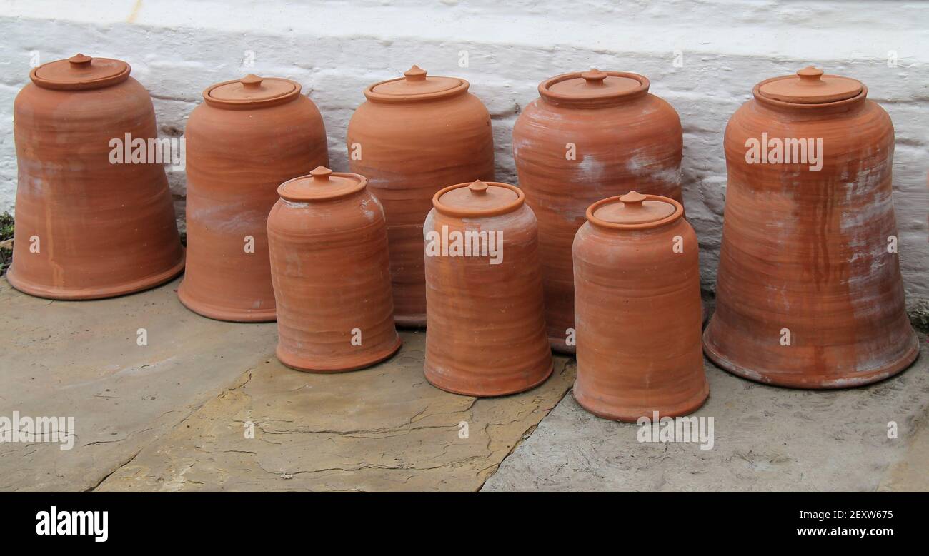Collection de pots en terre cuite pour forcer les plantes de Rhubarb. Banque D'Images