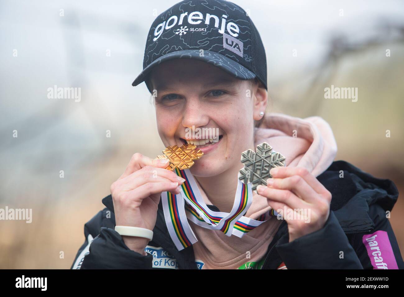 Poljane, Slovénie. 15 février 2021. EMA Klinec pose avec ses médailles dans son village natal de Poljane.Slovenia EMA Klinec, la championne du monde de saut à ski 2021 pour femmes et Nika Kriznar, médaillée de bronze du championnat du monde de grandes collines est revenue d'Oberstdorf à leur village d'origine avec des rues pleines de signes montrant le soutien. Crédit : SOPA Images Limited/Alamy Live News Banque D'Images