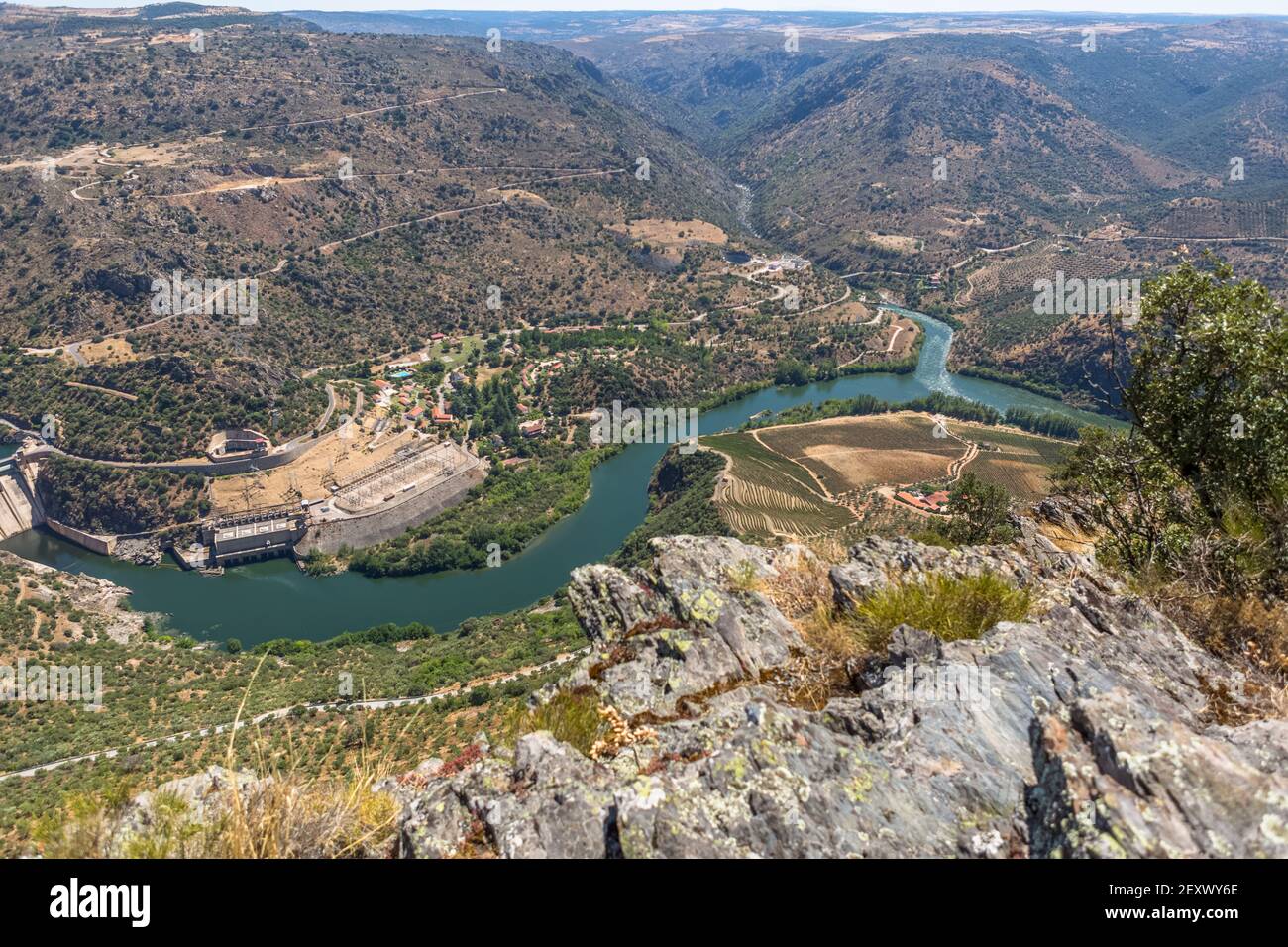 Vue aérienne depuis le point de vue de Penedo Durao, paysage typique du Parc International du Douro, barrage sur le fleuve Douro et les hauts plateaux dans le nord du Portugal, Banque D'Images