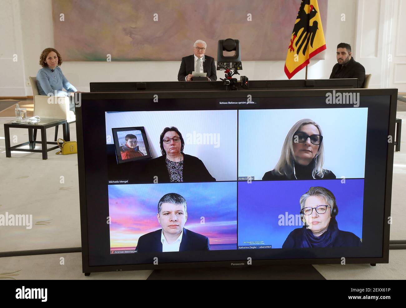 Berlin, Allemagne. 05e mars 2021. Le président fédéral Frank-Walter  Steinmeier s'entretient avec des familles endeuillées qui ont perdu des  proches lors de la pandémie de Corona au Palais Bellevue. Back l-r: Kirstin