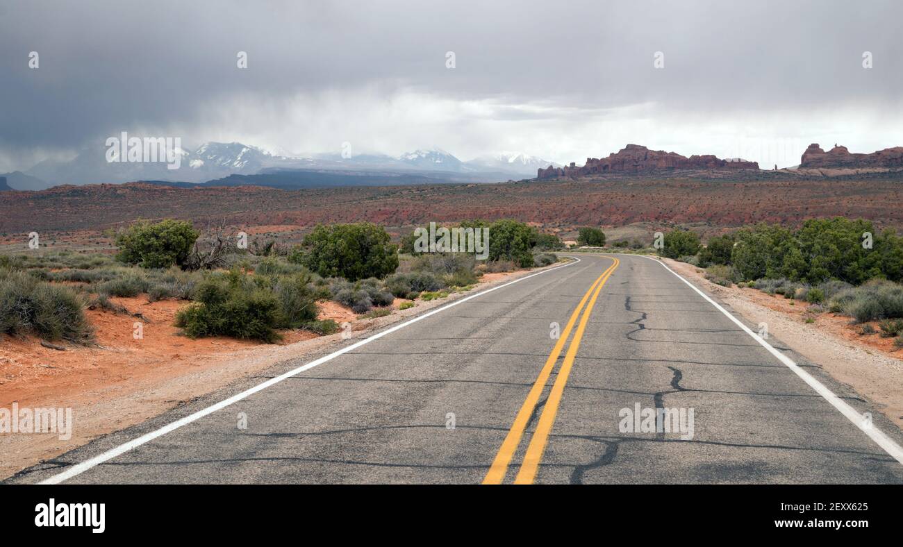 Two Lane Highway Rock Buttes Utah Wilderness États-Unis Banque D'Images